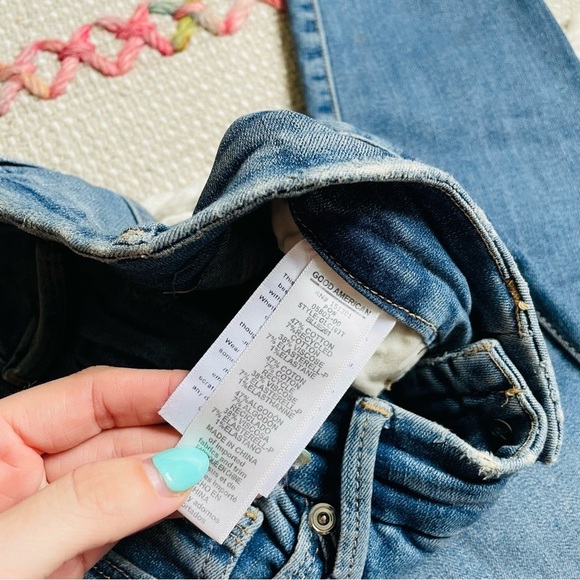 Good American Good Legs Crop Distressed Jean - Picture 10 of 10